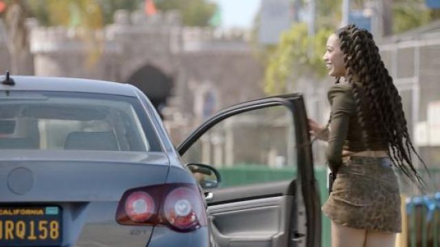 R13 High Rise Mini Jupe en Léopard porté par Olivia Baker (Samantha Logan) comme on le voit dans Toutes les tenues de séries télévisées américaines (S04E03)