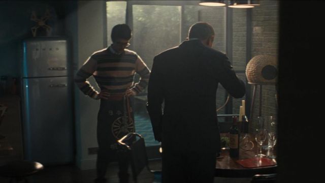 Réfrigérateur Smeg en gris de Q (Ben Whishaw) comme on le voit dans le film No Time to Die