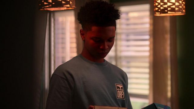 Obey Eyes Icon 2 Camiseta en azul usada por Jace Carson (Isaiah R. Hill) como se ve en Swagger (Temporada 1 Episodio 5)