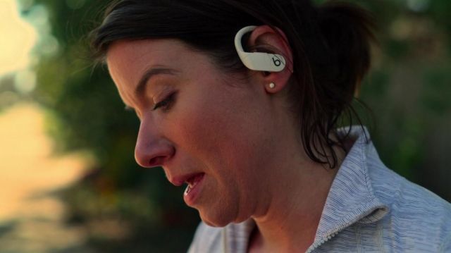 Les écouteurs sans fil Beats Powerbeats en blanc utilisés par Meg Bailey (Tessa Ferrer) comme on le voit dans Swagger (S01E05)