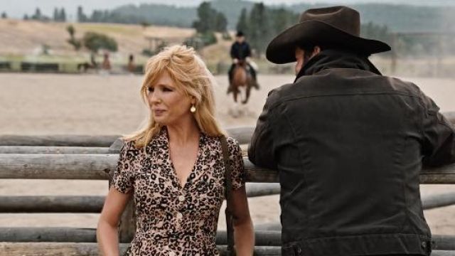 Vestido rosa estampado de leopardo de Aritzia usado por Beth Dutton (Kelly Reilly) como se ve en los atuendos del programa de televisión de Yellowstone (Temporada 4 Episodio 3)