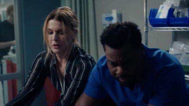 Blusa delantera de botones de seda a rayas a rayas usada por Kit Voss (Jane Leeves) como se ve en los atuendos del programa de televisión The Resident (S05E06)