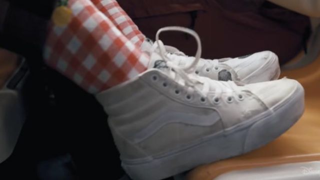 Blanc Vans Old Skool Hi Top baskets portées par Sami (Devyn Nekoda) comme on le voit dans les tenues de film Sneakerella
