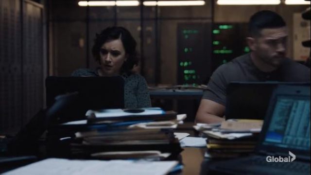 Bella Dahl Imprimé Ourlet Arrondi Chemise boutonnée portée par l&#39;Agent Spécial Hana Gibson (Keisha Castle-Hughes) comme on le voit dans FBI: Most Wanted série TV garde-robe (S03E07)