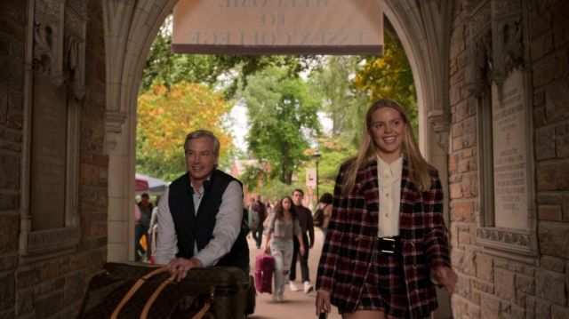 Maje Checked Wool Blazer Jacket usada por Leighton (Reneé Rapp) como se ve en los atuendos de la serie de televisión The Sex Lives of College Girls (S01E01)