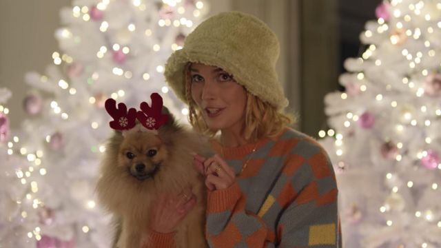 Le pull à carreaux gris et orange Asos porté par Mel (Camille Lou) dans la série Christmas Flow (Saison 1 Episode 1)