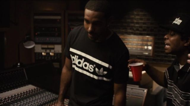 Le t-shirt noir Adidas de MC Ren (Al­dis Hodge) dans le film Straight Outta Compton