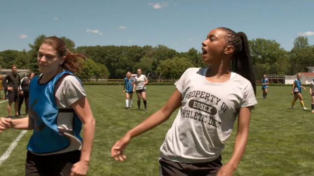 Propiedad de essex Camiseta del Departamento de Atletismo usada por Whitney (Alyah Chanelle Scott) en The Sex Lives of College Girls (S01E01)