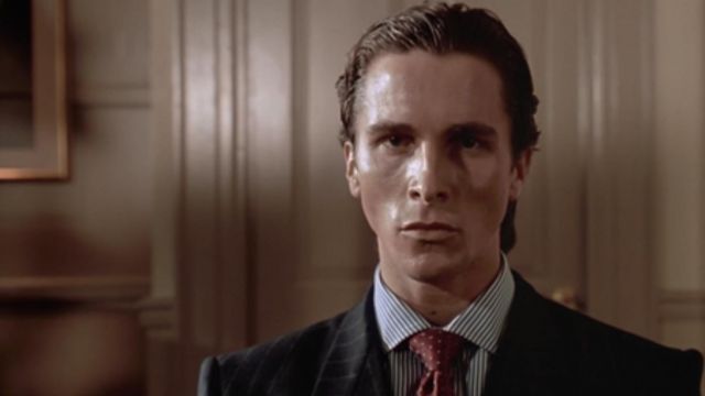 La chemise rayée bleue et blanche de Patrick Bateman (Christian Bale) dans le film American Psycho