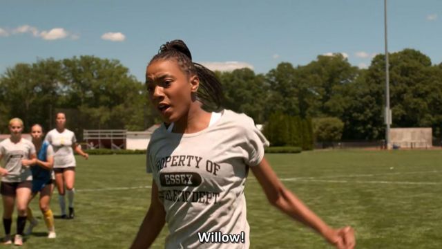 Propiedad de essex Camiseta del Departamento de Atletismo usada por Whitney (Alyah Chanelle Scott) como se ve en The Sex Lives of College Girls (S01E01)