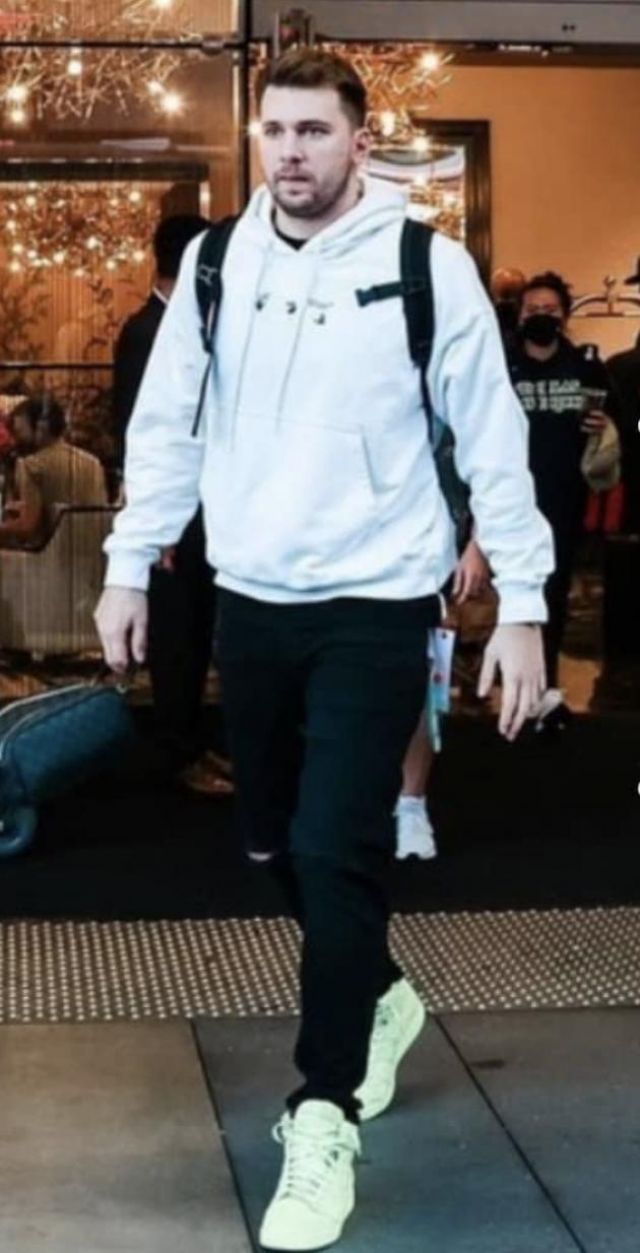 The hooded sweatshirt Off-White worn by Luka Dončić on his account Instagram @fitsoflukadoncic