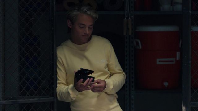 APC Article Jaune Sweat-shirt porté par Mac Morris (Mitchell Hoog) comme on le voit dans Sauvé par le Bell TV show garde-robe (Saison 2 Épisode 1)