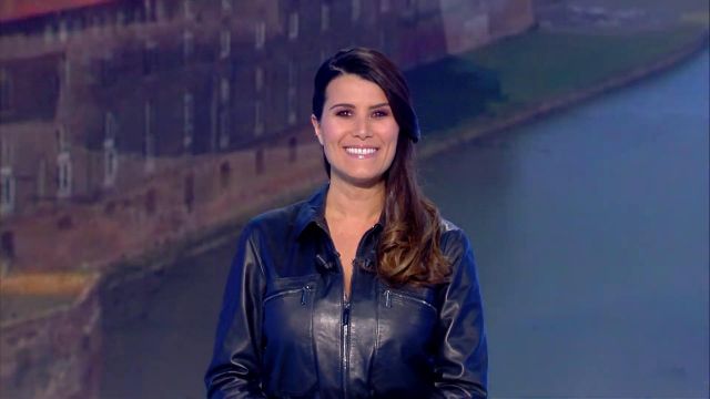 Karine Ferri&#39;s navy blue leather suit for the Lotto Draw