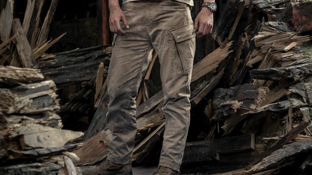 Pantalon cargo porté par Nathan Drake (Tom Holland) comme on le voit dans le film Uncharted