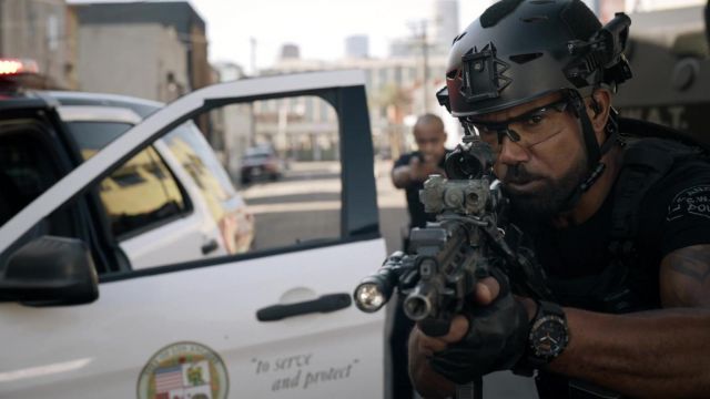 5.11 Field Watch en Noir porté par Daniel 'Hondo' Harrelson (Shemar  Moore) comme on le voit dans les tenues de la série télévisée SWAT (Saison 5  Épisode 7)