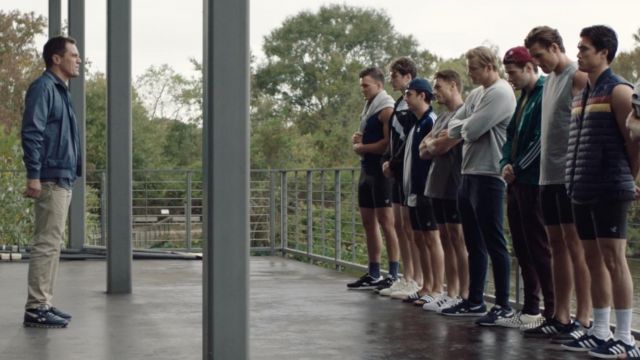 Zapatillas Reebok Dark Blue usadas por el entrenador Jack Murphy (Michael Shannon) como se ve en el vestuario de la película Heart of Champions