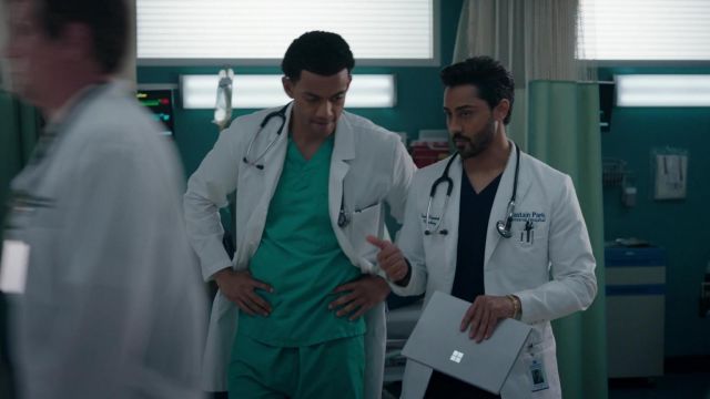 Tablette Microsoft Surface utilisée par Devon Pravesh (Manish Dayal) comme on le voit dans l&#39;émission télévisée The Resident (S05E10)