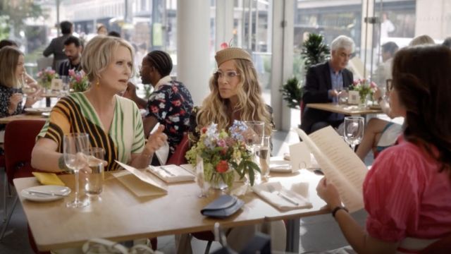 Gafas cuadradas de metal usadas por Carrie Bradshaw (Sarah Jessica Parker) como se ve en And Just Like That... Vestuario del programa de televisión (Temporada 1 Episodio 1)