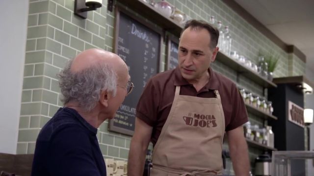 Le tablier de Mocha Joe (Saverio Guerra) dans la série Larry et son nombril (S10E01)