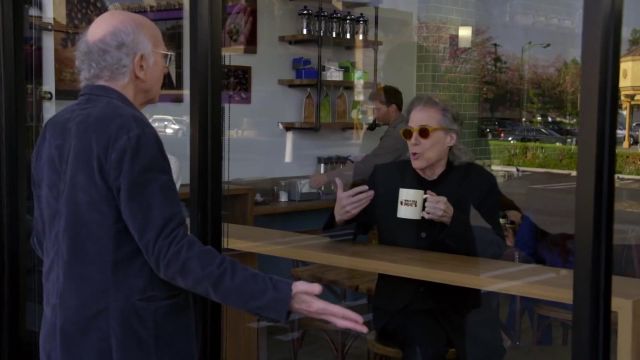 Le mug Mocha Joe's de Richard Lewis (Richard Lewis) dans la série Larry et son nombril (Saison 10 Episode 1)