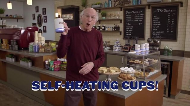 The mug Latte Larry&#39;s of Larry David (Larry David) in the series Larry and his navel (S10E09)