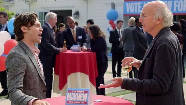 Le logo "Vote Mayor Mayhew" dans la sérié Larry et son nombril (Saison 11 Episode 7)