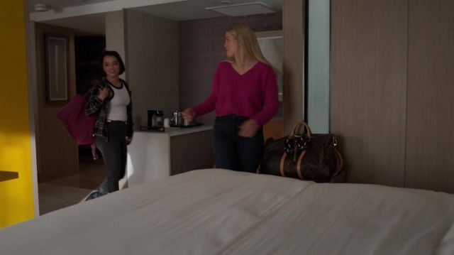 Bolso de viaje Louis Vuitton usado por Leighton Murray (Reneé Rapp) como se ve en el vestuario de la serie de televisión The Sex Lives of College Girls (S01E09)