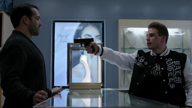 Chaqueta bomber bordada con el logotipo de Palm Angels usada por Brayden Weston (Gianni Paolo) como se ve en el programa de televisión Power Book II: Ghost (S02E04)