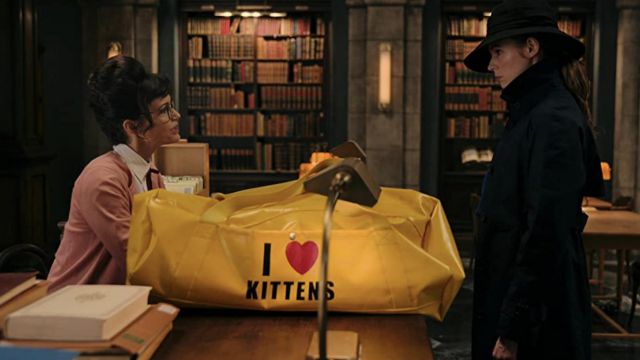 "I Love Kittens" Duffle Bag in yellow worn by Sam (Karen Gillan) as seen in Gunpowder Milkshake