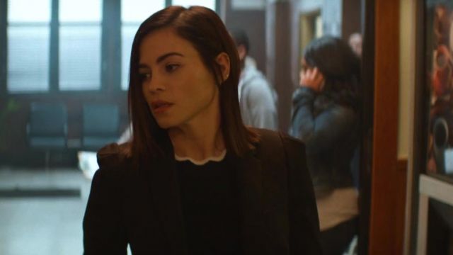 Le pull et le blazer noir portés par Joanna Kassem (Jenna Dewan) dans la série Soundtrack (S01E06)