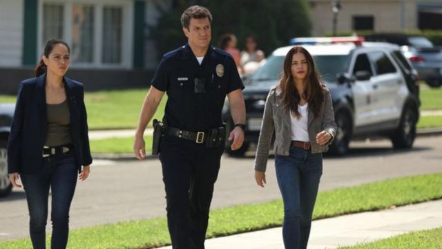 Le blouson en daim porté par Bailey Nune (Jenna Dewan) dans The Rookie, le flic de Los Angeles (Saison 4 Episode 6)