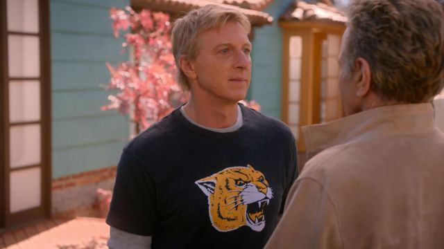 Camiseta angry tiger bite usada por Johnny Lawrence (William Zabka) como se ve en el programa de televisión Cobra Kai (Temporada 4 Episodio 4)
