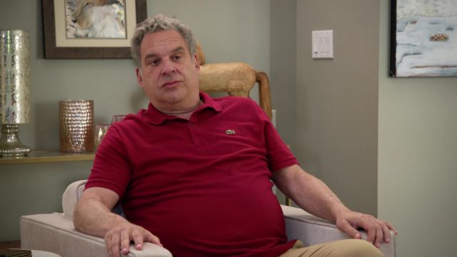 Lacoste Polo en rouge porté par Jeff Greene (Jeff Garlin) comme on le voit dans Curb Your Enthusiasm TV show tenues (Saison 11 Épisode 8)