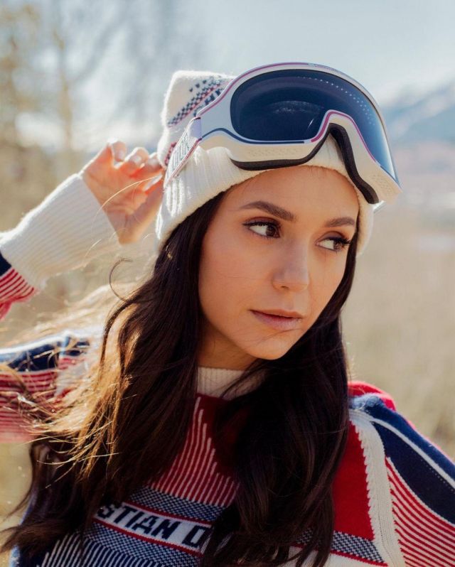 Le look au ski de Nina Dobrev sur son compte Instagram @nina