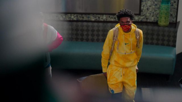 Corbata Nike y sudadera con capucha amarilla usada por Jace Carson (Isaiah Hill) como se ve en el programa de televisión Swagger (Temporada Episodio 10) Spotern