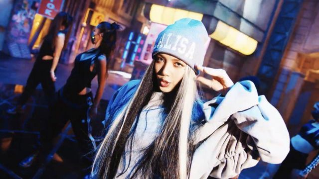 The gray bonnet &#39;LALISA&#39; of Lisa in her video clip LALISA