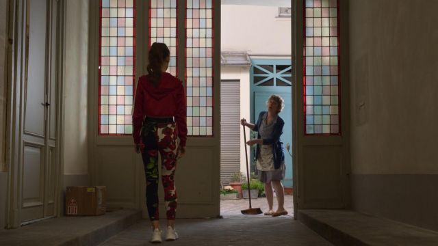 The leggings with flowers Dolce &amp; Gabbana worn by Emily Cooper (Lily Collins) in the series Emily in Paris (S02E03)