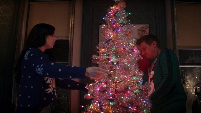 Christmas lights set used by Kate Bishop (Hailee Steinfield) as seen in Hawkeye TV series (Season 1 Episode 4)