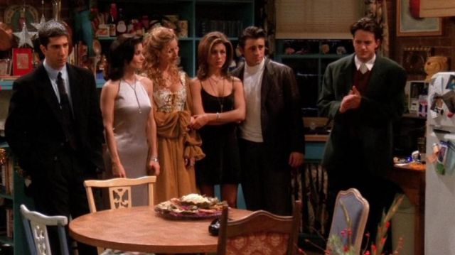 Le costume porté pour le Nouvel An par Chandler Bing (Matthew Perry) dans Friends S01E10