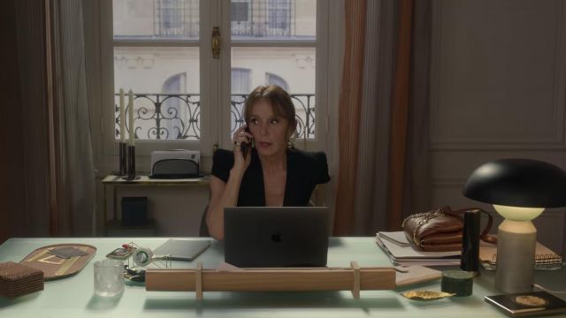 La lampe de bureau 'House Doctor' de Sylvie Grateau (Philippine Leroy-Beaulieu) dans la série Emily in Paris (Saison 2 Épisode 6)