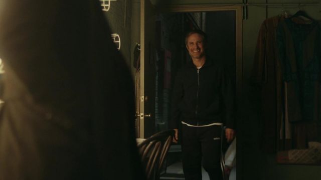 Pantalones Adidas Track en Negro usados por Arthur Leander (Gael García Bernal) como se ve en la ropa de Station Eleven (Temporada 1 Episodio 8)
