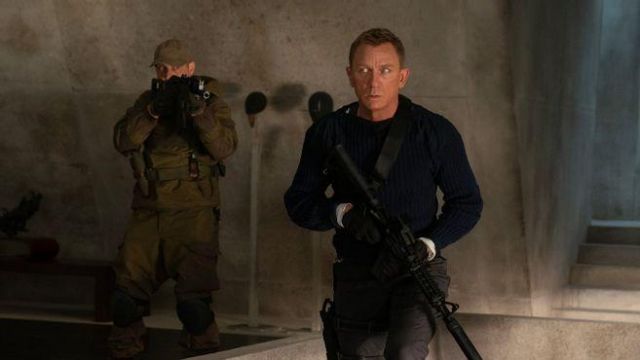 The pants commando black N.Peal of James Bond / 007 (Daniel Craig) in the movie Die can wait