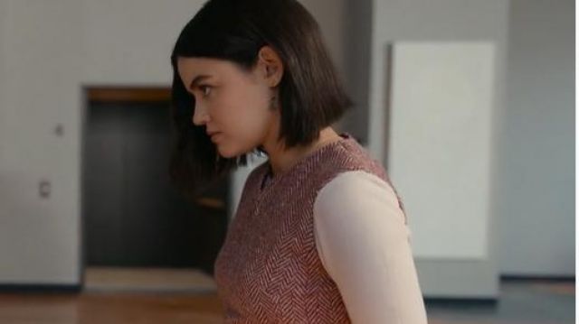 La robe sans manche en tweed rose portée par Lucy Hutton (Lucy Hale) dans le film The Hating Game