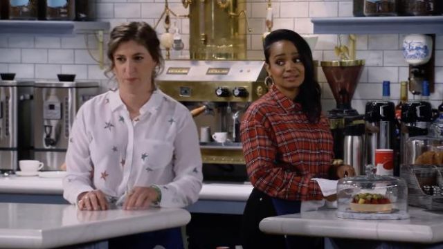 Rails Stars Camisa impresa usada por Kat (Mayim Bialik) como se ve en el programa de televisión Call Me Kat (Temporada 2 Episodio 1)