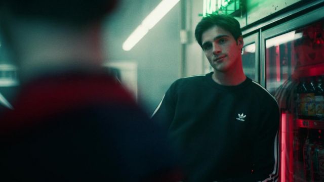 Adidas Originals 3-Stripes Crewneck Sweatshirt porté par Nate Jacobs (Jacob Elordi) comme on le voit dans Euphoria TV Show garde-robe (Saison 2 Épisode 1)