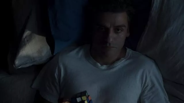 Rubik&#39;s Cube utilisé par Marc Spector (Oscar Isaac) comme on le voit dans la série télévisée Moon Knight (Saison 1)