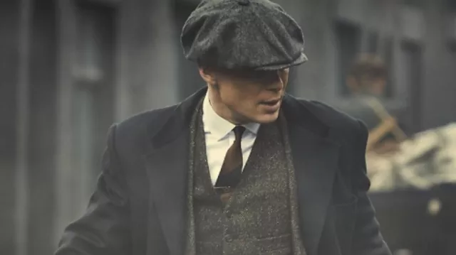 The velvet collar coat worn by Thomas Shelby (Cillian Murphy) in the series Peaky Blinders (S03E03)