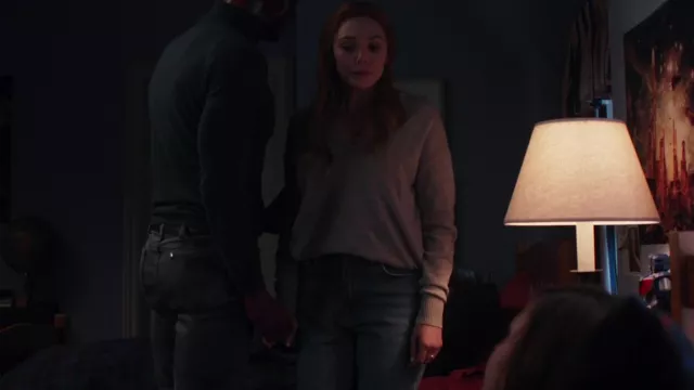 Le jean mom porté par Wanda Maximoff (Elizabeth Olsen) dans la série WandaVision (Saison 1)