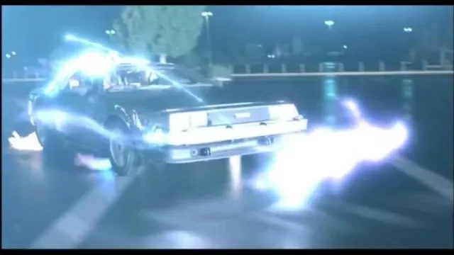 La voiture Delorian DMC-12 utilisée par Marty McFly (Michael J. Fox) dans le film Retour vers le futur