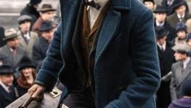 The long blue coat worn by Newt Scamander (Eddie Redmayne) in Fantastic Beasts : The Secrets of Dumbledore